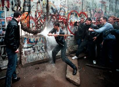 TRAGUARDI SOCIALI / n.96 novembre / Dicembre 2019 :: Trent’anni dalla caduta del muro di Berlino